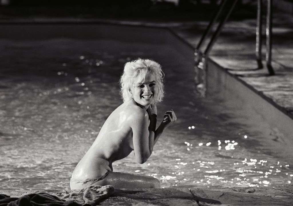 Мэрилин Монро Плавает В Бассейне – Что-То Должно Случиться (1962)